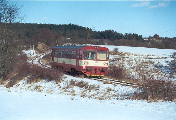 Motorový vůz 810.676 u Kokašic. 