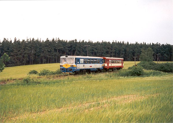 Motorový vůz uprostřed polí za zastávkou Blahousty.
V těchto místech lze zejména večer pozorovat z vlaku celá stáda lesní zvěře.