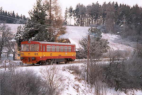 Za mrazivého rána (-20°C) opouští motorový vůz 810.359 zastávku Strahov.