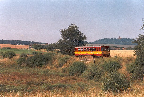 Motorový vůz 810.359 pod siluetou hradu Krasíkova.