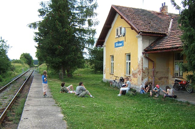 Výletnická romantika zastávky Strahov. Turisté po celodenní vycházce údolím Hadovky čekají na svůj vláček, aby je opět odvezl do civilizace.