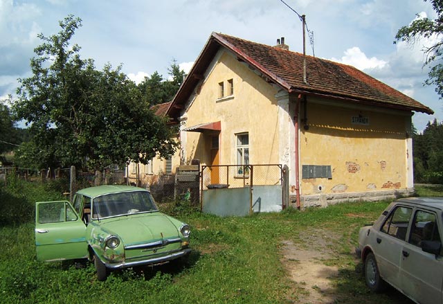 Poněkud neromantický pohled na budovu zezadu.