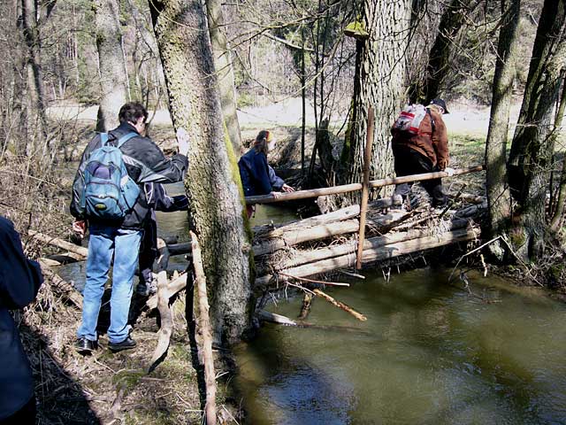   První vážná zkouška soudržnosti kolektivu přišla nedaleko Studánky lásky. Provizorní lávka i kolektiv obstály.  