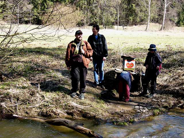    Pátrání po další indicii provázely zmatky - marné bylo hledání přímo ve studánce.  