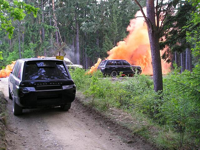 Akce! Auta pronásledovatelů se pohybují za patřičných pyrotechnických efektů.