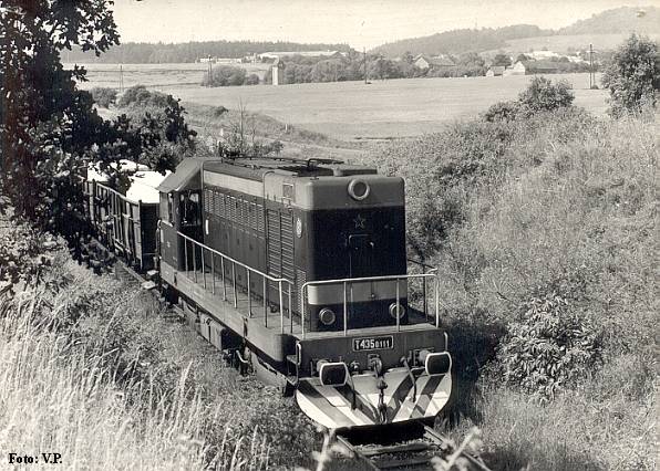   Nákladní vlak v čele s T 435.0111 na cestě údolím Čelivského potoka. 