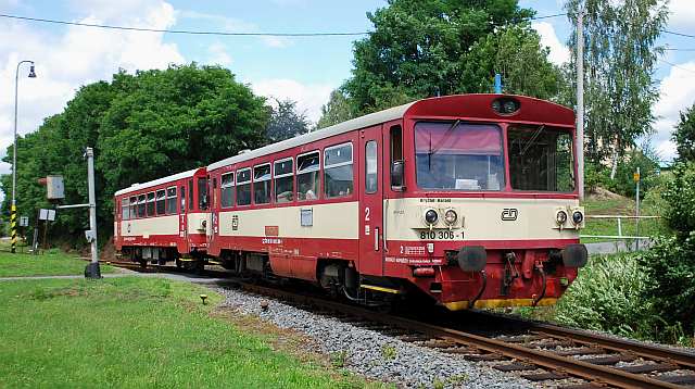 Motorový vůz 810.306 s přívěským vozem u Cebivi.